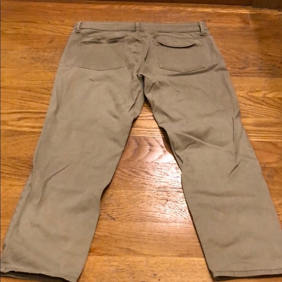 Uniqlo stretch beige crop pants. Size 28 - Picture 3 of 4